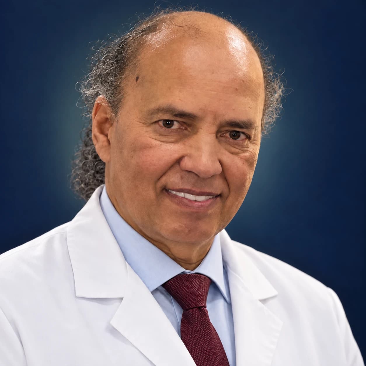 Retrato próximo do Dr. Rubens Charpinel em jaleco branco